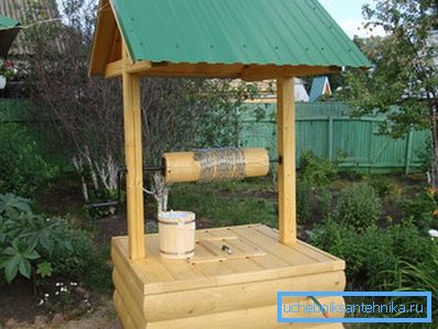 Nella foto - il design della fonte d'acqua sotto forma di un log Nella foto - il design di una fonte d'acqua sotto forma di un log