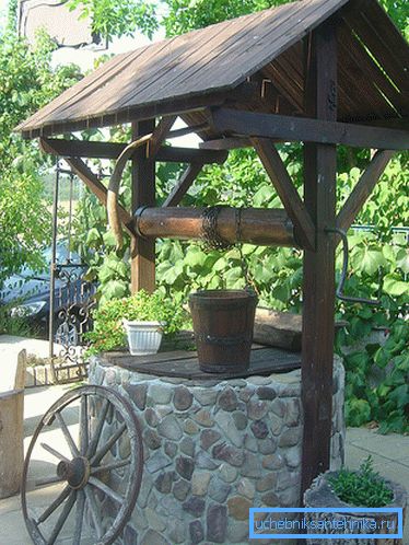 Sulla foto - decorazione con pietre naturali. Sulla foto - decorazione con pietre naturali.