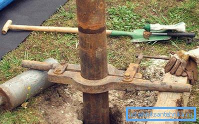 Nella foto - la connessione dei tubi nel processo di perforazione Nella foto - la connessione dei tubi nel processo di perforazione