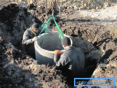 Nella foto - la costruzione di un pozzo di smorzamento del calcestruzzo Nella foto - la costruzione di un pozzo di smorzamento del calcestruzzo