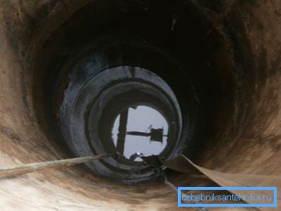 Nella foto - miniera di presa d'acqua con pompa sommersa Nella foto - miniera di presa d'acqua con pompa sommersa