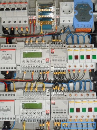 Nella foto - ventilazione automatica per 4 installazioni. Nella foto - ventilazione automatica per 4 installazioni.