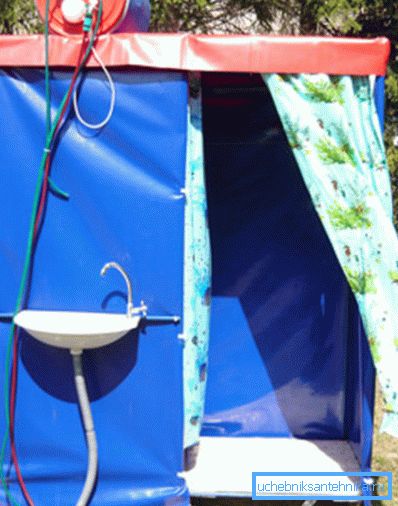 Nella foto - cabina autonoma con acqua riscaldata. Nella foto - cabina autonoma con acqua riscaldata.
