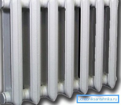 Nella foto: una batteria per il riscaldamento dell'ambiente, realizzata in ghisa Nella foto: una batteria per il riscaldamento dell'ambiente, realizzata in ghisa