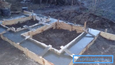 Nella foto - il concreting è completato. Nella foto - il concreting è completato.