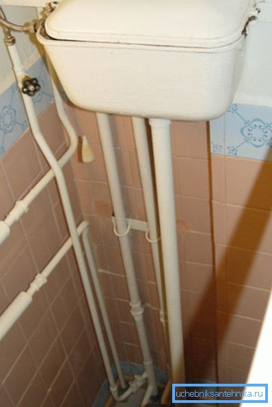 Nella foto: più spesso i vecchi serbatoi si trovano sotto il soffitto. Nella foto: più spesso i vecchi serbatoi si trovano sotto il soffitto.