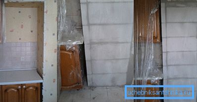Nella foto, una parte della costruzione è stata prima ristretta il più possibile e poi ripristinata Nella foto, una parte della costruzione è stata prima ristretta il più possibile e poi ripristinata.