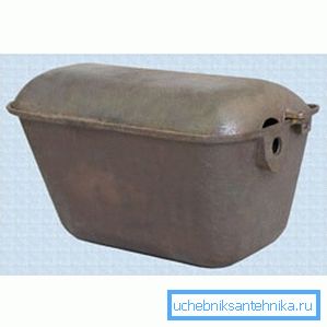Nella foto - la ghisa scarica la vecchia tazza del water Nella foto - la ghisa scarica la vecchia tazza del water