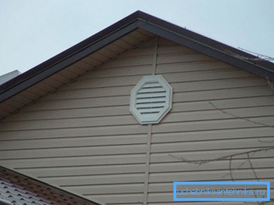 La foto mostra una casa con ventilazione timpano. La foto mostra una casa con ventilazione timpano.