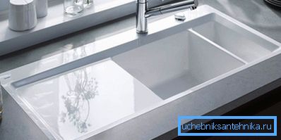 La foto mostra il lavabo integrato. La foto mostra il lavabo integrato.