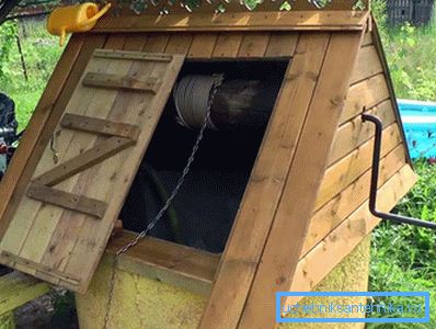 Nella foto una casa sull'anello in calcestruzzo superiore del pozzo - la costruzione è semplice, ma il disegno della casa sul pozzo sarà ancora necessario Nella foto una casa sull'anello in calcestruzzo superiore del pozzo - la costruzione è semplice, ma il disegno della casa sul pozzo sarà ancora necessario