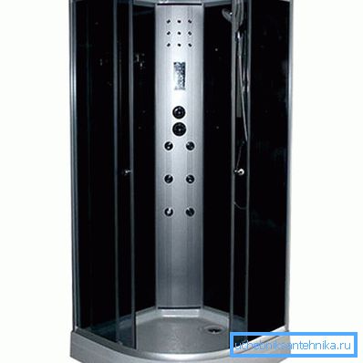 Nella foto: una cabina doccia con una base bassa 90 per 90 rappresenta il rapporto ottimale tra comfort e risparmio di spazio Nella foto: una cabina doccia con una base bassa 90 per 90 rappresenta il rapporto ottimale tra comfort e risparmio di spazio