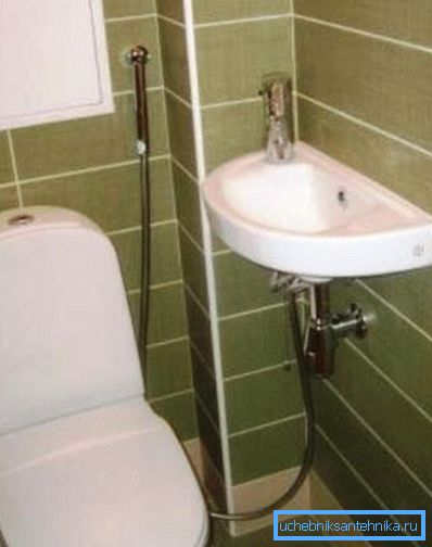 Nella foto - il soffione per il bidet è collegato al lavandino Nella foto - il soffione per il bidet è collegato al lavandino