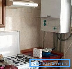 Nella foto - una caldaia a gas moderna a doppio circuito per il riscaldamento autonomo degli appartamenti Nella foto - una caldaia a gas moderna a doppio circuito per il riscaldamento autonomo degli appartamenti