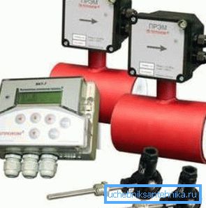 Nella foto - contatore di calore elettronico con la registrazione della caduta di pressione sulle rondelle. Nella foto - contatore di calore elettronico con la registrazione della caduta di pressione sulle rondelle.