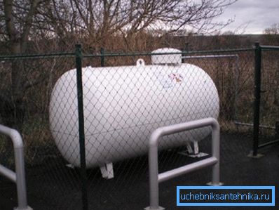 Nella foto - serbatoio di stoccaggio del gas liquefatto