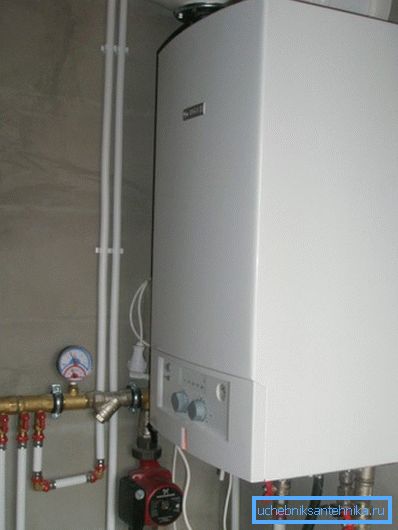 Nella foto - caldaia per il riscaldamento a gas Nella foto - caldaia per il riscaldamento a gas