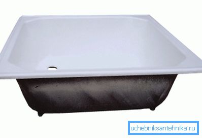 Nella foto: un piatto doccia in ferro profondo 90x90 può essere usato come un bagno per un bambino, il che è molto comodo Nella foto: un piatto doccia in ferro profondo 90x90 può essere usato come un bagno per un bambino, il che è molto comodo