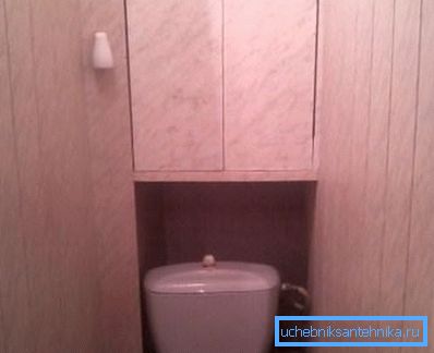 Nella foto - la versione finita del bagno che rifinisce i pannelli di plastica Nella foto - la versione finita del bagno che rifinisce i pannelli di plastica