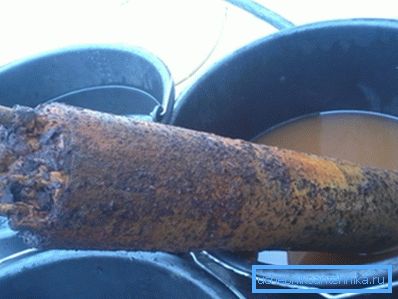 La foto mostra chiaramente il limo depositato sullo scafo.