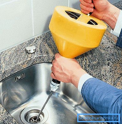Nella foto - l'uso del cavo sanitario