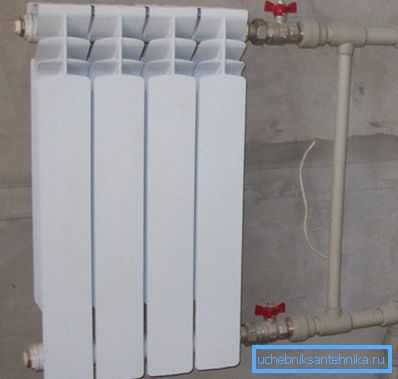 Nella foto, l'uso di valvole a sfera quando si installa un radiatore di riscaldamento Nella foto, l'uso di valvole a sfera quando si installa un radiatore di riscaldamento