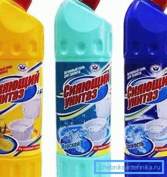 Nella foto: usa i detergenti per la casa con un pregiudizio professionale. Nella foto: usa i detergenti per la casa con un pregiudizio professionale.