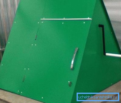 Nella foto: il metallo risulta piuttosto leggero, ma molto resistente per i coperchi dei pozzetti Nella foto: il metallo risulta piuttosto leggero, ma molto resistente per i coperchi dei pozzetti