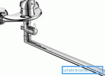 Nella foto: un tubo di scarico lungo 40 cm consente di utilizzare il miscelatore sia in bagno che nel lavandino accanto. Nella foto: un tubo di scarico lungo 40 cm consente di utilizzare il miscelatore sia in bagno che nel lavandino accanto.