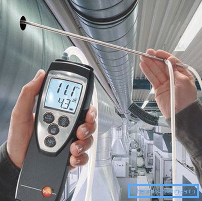 Nella foto: la misurazione della pressione e della portata d'aria durante il test. Nella foto: la misurazione della pressione e della portata d'aria durante il test.