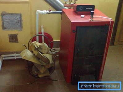 La foto mostra una caldaia collegata al sistema. La foto mostra una caldaia collegata al sistema.