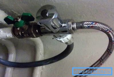 Sulla foto - come installare un rubinetto dell'acqua Sulla foto - come installare un rubinetto dell'acqua