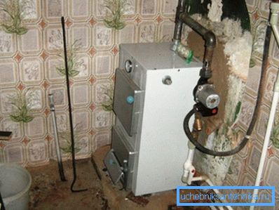 La foto mostra una caldaia e un serbatoio di espansione installati a diverse altezze per una circolazione naturale.