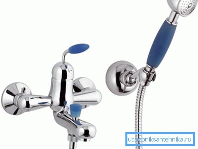 Nella foto: il rubinetto nel bagno con doccia ha un dispositivo più complesso. Infatti, nella costruzione vi è un'unità separata sotto forma di un annaffiatoio, il cui approvvigionamento idrico viene effettuato secondo necessità. Nella foto: il rubinetto nel bagno con doccia ha un dispositivo più complesso. Infatti, nella costruzione vi è un'unità separata sotto forma di un annaffiatoio, il cui approvvigionamento idrico viene effettuato secondo necessità.