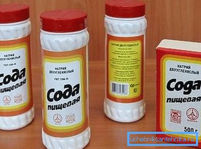 Nella foto - soda da cucina, che può essere utilizzata per pulire il bagno Nella foto - soda da cucina, che può essere utilizzata per pulire il bagno