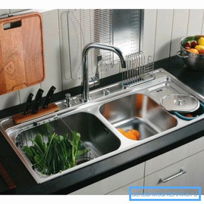 Nella foto - funzionalità lavello da cucina con due ciotole. Nella foto - funzionalità lavello da cucina con due ciotole.