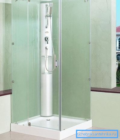 Nella foto: box doccia quadrati con una porta a battente dall'aspetto molto elegante. Nella foto: box doccia quadrati con una porta a battente dall'aspetto molto elegante.