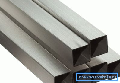 Nella foto - tubi quadrati Nella foto - tubi quadrati