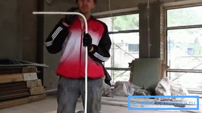 La foto mostra un tubo di plastica metallo piegato con un angolo di 90 gradi. La foto mostra un tubo di plastica metallo piegato con un angolo di 90 gradi.