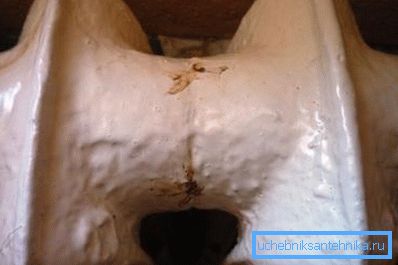 Nella foto - flusso intersezionale su un radiatore in ghisa. Spesso può essere visto solo sulle tracce di ruggine. Nella foto - flusso intersezionale su un radiatore in ghisa. Spesso può essere visto solo sulle tracce di ruggine.