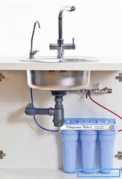 Nella foto - mineralizzatore per sistemi di depurazione dell'acqua sotto il lavandino Nella foto - mineralizzatore per sistemi di depurazione dell'acqua sotto il lavandino