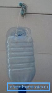 Nella foto: molti fanno una doccia dalla bottiglia al paese con le proprie mani in questo modo - semplicemente appendono il contenitore al muro e, se necessario, aprono il coperchio Nella foto: molti fanno una doccia dalla bottiglia al paese con le proprie mani in questo modo - semplicemente appendono il contenitore al muro e, se necessario, aprono il coperchio