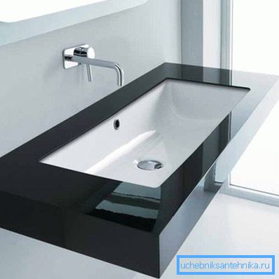 Nella foto - un modello in stile moderno con piedistallo per console. Nella foto - un modello in stile moderno con piedistallo per console.