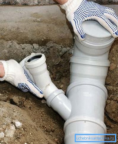 Nella foto - installazione di tubi di plastica con una presa Nella foto - installazione di tubi di plastica con una presa