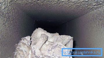 Nella foto - detriti e polvere nella ventilazione Nella foto - detriti e polvere nella ventilazione