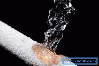 Nella foto vediamo l'effetto del liquido di congelamento sulla parete del tubo. Nella foto vediamo l'effetto del liquido di congelamento sulla parete del tubo.