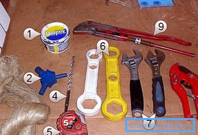 Nella foto: un set di strumenti per sostituire il radiatore