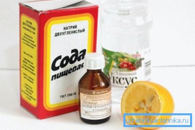 Nella foto - una serie di ingredienti semplici per la preparazione di un potente detergente Nella foto - una serie di ingredienti semplici per la preparazione di un potente detergente