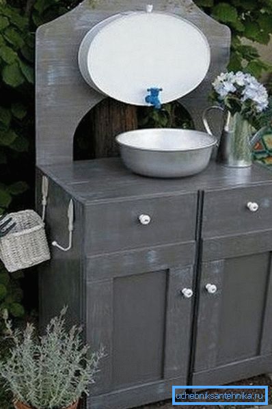 Nella foto - un lavabo realizzato in alluminio a bacino Nella foto - un lavabo realizzato in alluminio a bacino