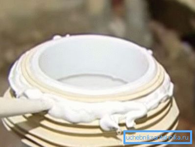 Nella foto - applicare il sigillante